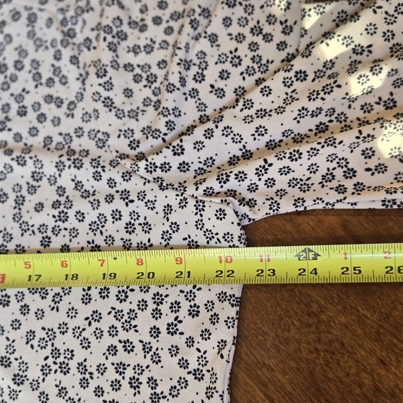 Adrianna Papell Elegant Blouse with Delicate Flowers.Size XL - Picture 5 of 9